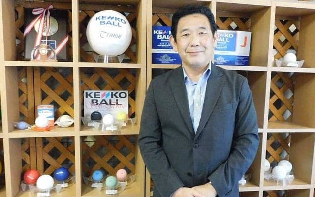500以上の少年野球チームを取材　軟式ボール老舗メーカーの3代目は“二刀流”