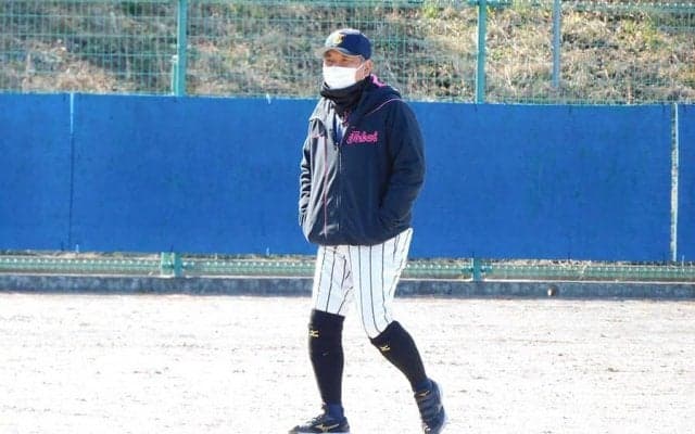 ピンポン球で正しいリリースポイントを知る　スピンの利いた直球を投げるための練習法