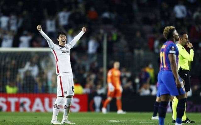 ｢バルセロナ撃破の歴史的大金星｣!!フランクフルト鎌田大地が｢決勝ゴールをアシスト｣で大貢献!!長谷部誠も途中出場のEL準々決勝での｢衝撃の3ゴール｣