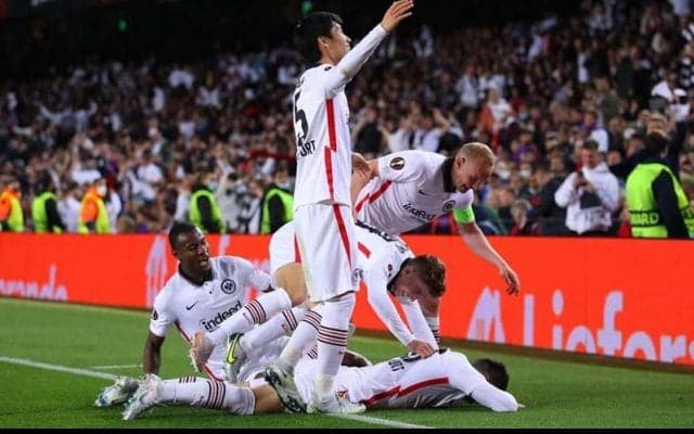 「なんて気分なんだ」バルサ撃破のフランクフルト鎌田が“相棒”との2ショットで感情爆発！「兄弟よ」