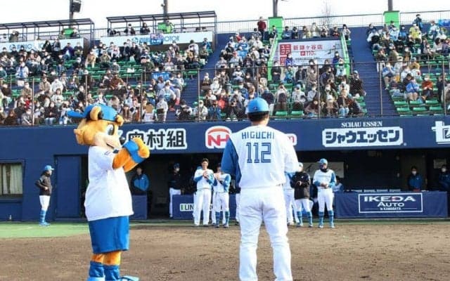 日本ハム2軍戦、ヒーローの“出来立てホヤホヤ”サインボールをプレゼント