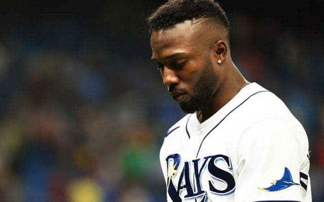 【MLB】遊撃へのゴロが「どうやったら本塁打に？」　ボール蹴った外野手は「何してるんだ」