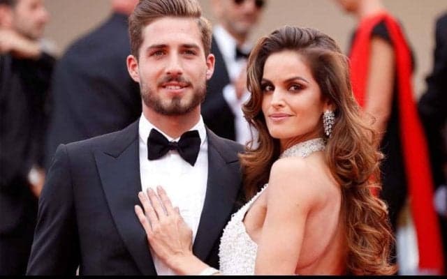 「美男美女すぎる」バルサ撃破のフランクフルト守護神、スーパーモデル妻と“熱烈キス”「本物の愛だ」