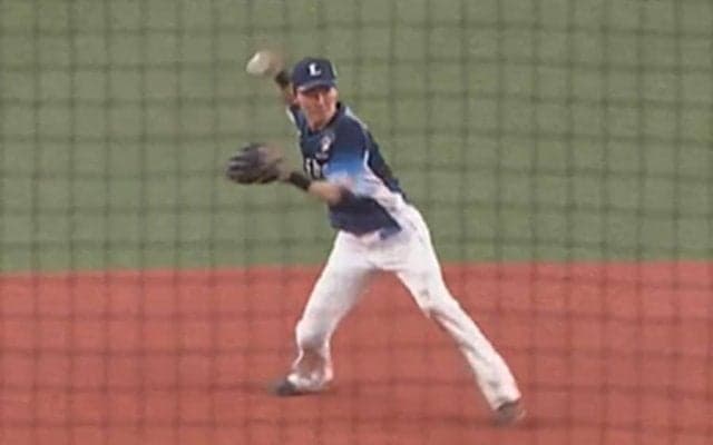 源田の“瞬間握り替え”が「正確な上に強烈」　逆シングルは「流れるような守備」