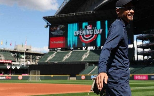 【MLB】イチロー氏が始球式で剛速球を披露　本拠地開幕戦で“登板”し場内大歓声