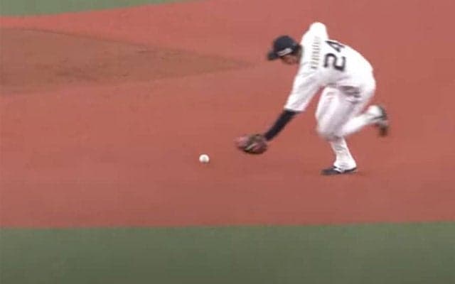 「なんじゃこの守備」　“ルーレット送球”のオリ20歳が「もう坂本やん」