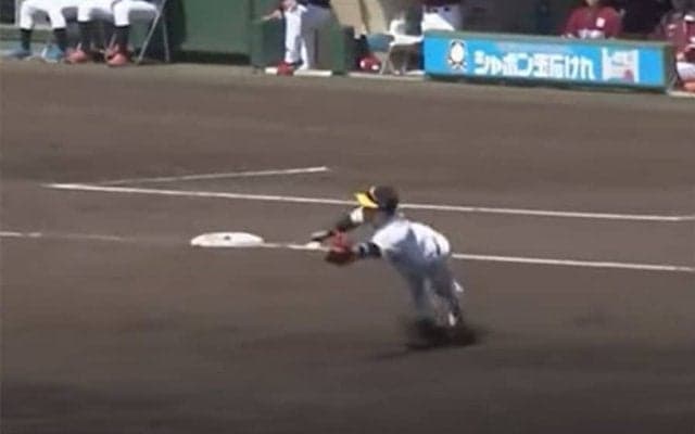地上1mの“空中キャッチ”が「こりゃすごい」　鷹ドラ4の美技に「惚れ惚れ」