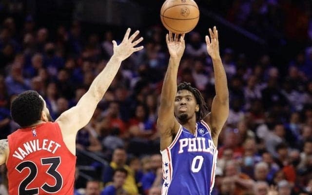 ラプターズがシクサーズとの初戦に黒星…渡邊雄太はダンクでPO初得点／NBAプレーオフ