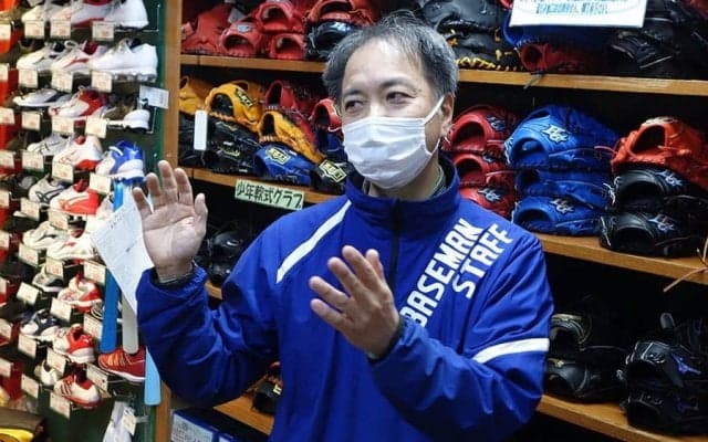少年野球用品がズラリと並ぶ専門店　リスク覚悟で大量に在庫を揃えるワケ