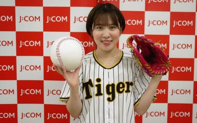 「オリンピックと同じくらい緊張した」平野美宇、人生初の始球式で“卓球サーブ”投球を披露