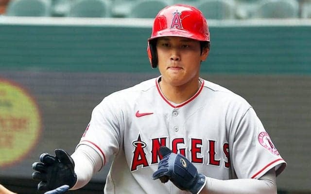 大谷翔平、仲良し相手選手と芝生でじゃれ合い　米話題「嫉妬する」「コールはいい奴」