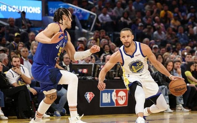 ウォリアーズがホームでナゲッツに連勝…カリーが約23分で34得点の活躍／NBAプレーオフ