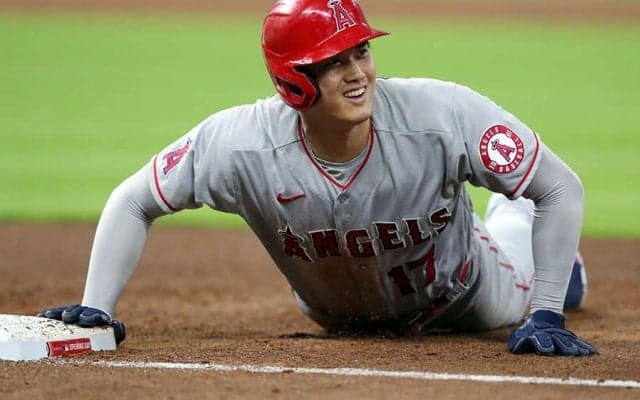 【MLB】大谷翔平との不仲説を一蹴する“塁上の土かけ”　微笑ましい洗礼は「グッドフレンド」