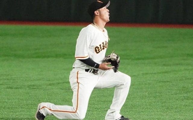 究極の“後ろ”空中キャッチが「人類唯一のプレー」　衝撃美技に巨人ナインも“総立ち”