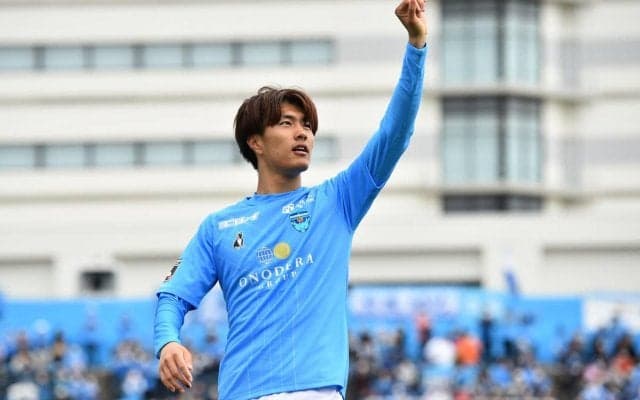 「奥さんが美人すぎる」横浜FC小川航基の記念セレモニーにファン注目「マスク取った方がいいってどゆこと」