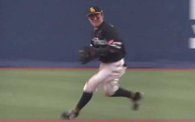 ヒョイ投げなのに“空中キャノン”発動　絶品すぎる二遊間横断が「肩強すぎ!!」