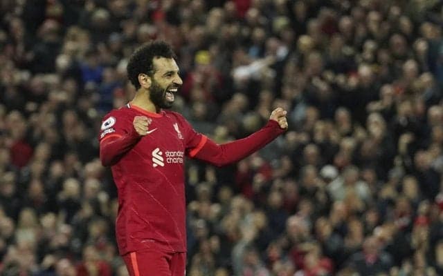 ｢これが世界最高峰だ｣!!モハメド・サラーが高速パス交換から｢圧巻のゴール｣!!リバプールの4-0大勝に貢献でマンUを撃破!3度目の得点王に近づくエジプト代表FWの｢2得点｣