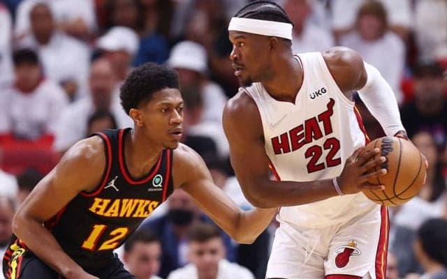 ヒートがホークスに連勝…ジミー・バトラーが45得点と躍動／NBAプレーオフ