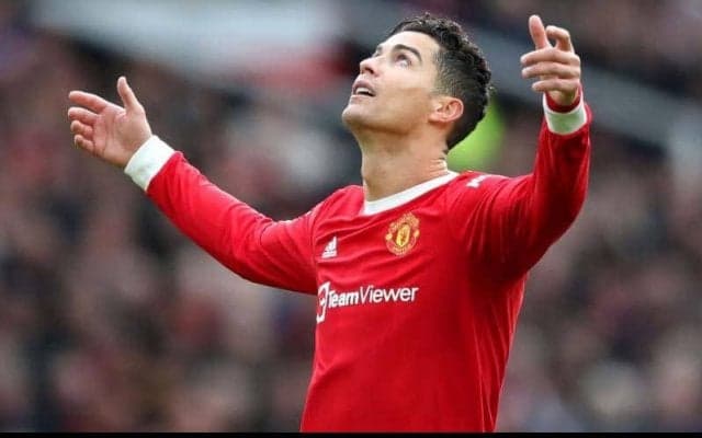 「感動した！」生まれたばかりの息子を亡くしたC・ロナウドへ…宿敵サポーターから捧げられた1分間の拍手と大合唱「君は一人じゃない」