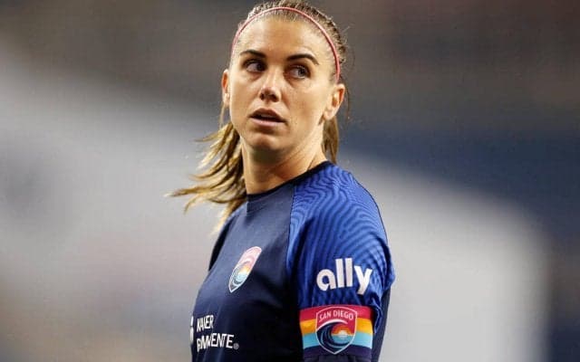 アメリカ女子代表FWモーガンがノーバン投球! パドレスの始球式に登場「招待してくれてありがとう」