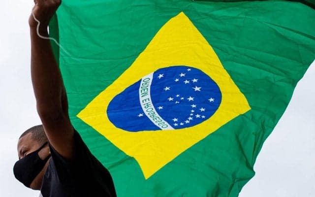 「ロベカル2世だ」左利きのブラジル人左SBがピッチ中央付近から衝撃の強烈FKをお見舞い「弾丸ショット」