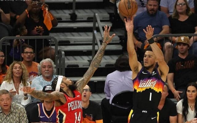 サンズの得点源デビン・ブッカーが右ハムストリングの張りにより第3、4戦を欠場か？