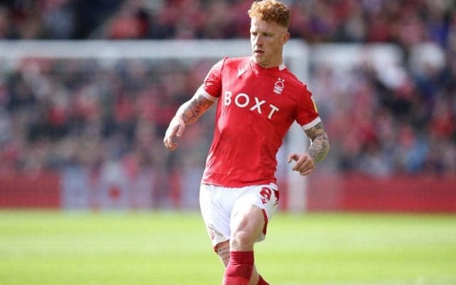 スローインの折り返しを直接ボレー！ライン際からの衝撃ゴールが話題沸騰「こんなの見たことある？」