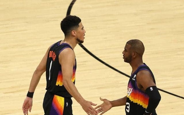 ケガのため欠場が報じられたブッカーがチームと帯同…ポールは「彼は僕らと一緒にいる」