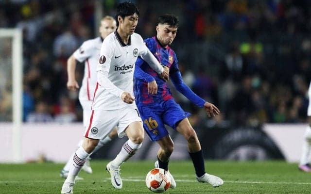 「バルセロナ撃破」鎌田大地は退団か!!南野拓実は「恩師の下へ移籍」の可能性、守田英正は「ステップアップへ」…川辺駿は「プレミア挑戦への準備」【カタールW杯のキーマン!欧州でプレーする「日本人選手12人」の市場価値と来季展望】(2)