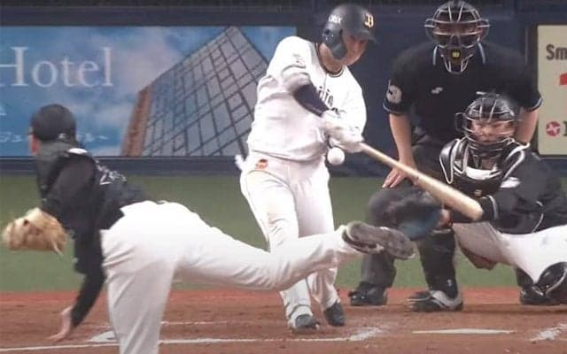 空振った打者直撃の魔球は「どんだけエグいの」　“究極軌道”は「ボウリングみたい」