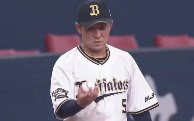 三塁線またいで「浮いてるよ」　打球を一瞬で消した“超空中キャッチ”が「マジ熱い」