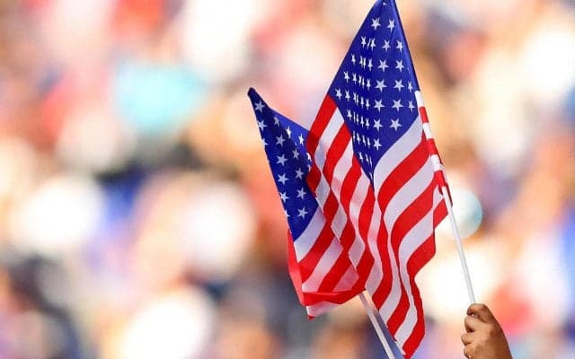 「サッカーの嫌いな部分だ」軽めの接触から同時に倒れ込む2人に「キスでもしたのか？」と皮肉の声「恥ずかしいね」