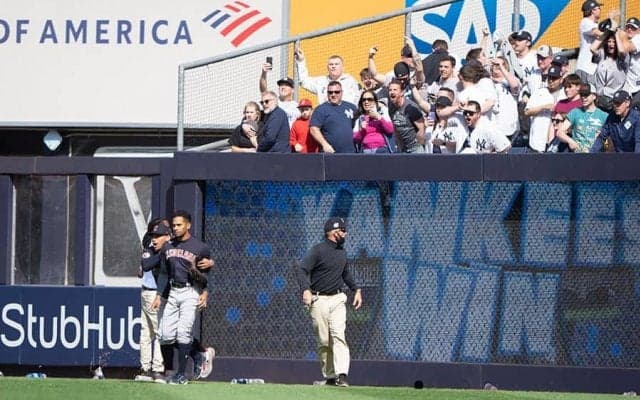 【MLB】グラウンドに散乱する缶やゴミ　ヤ軍ファンの“蛮行”に非難の声殺到「醜すぎる」