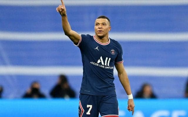 オロオロ逃げる姿も可愛らしい！ 10度目優勝のPSG、気を抜いたムバッペがシャンパンに襲われる…犯人は!?
