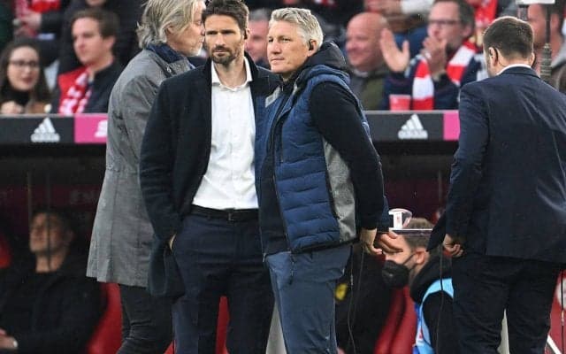 生放送中の衝撃シーン！ 元ドイツ代表MFが背後から大量のビールに襲われる珍場面「決して変わらない!」、「これぞミュラー」