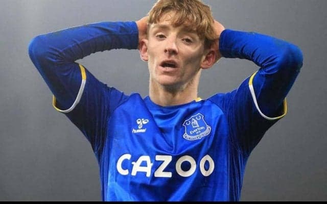 「恥ずかしいやつだ」「いやこれはPKだ」ファウル貰えずのエバートンMFが該当シーンをSNSに投稿、監督も「サラーならPK」と不満露わ