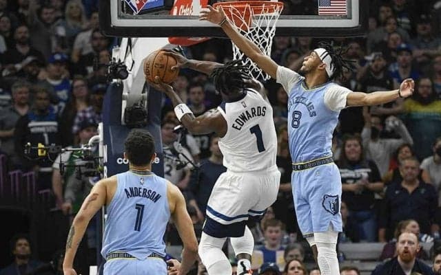 NBAで続く女性乱入…接着剤、チェーン女、次は“偽審判”が妨害「一線越えてるよ！」