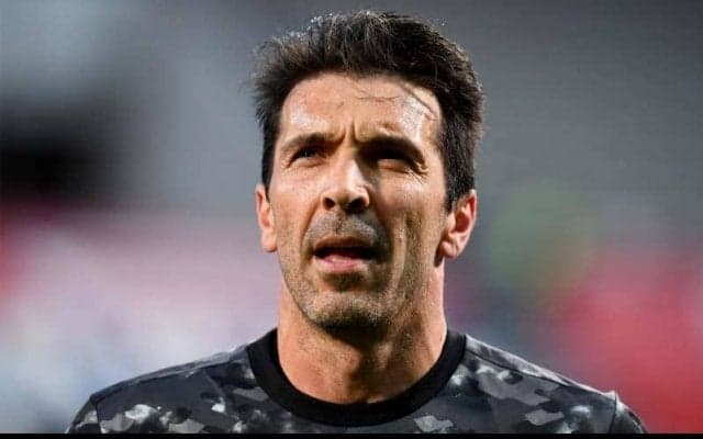 「引退すべき」の厳しい声も…44歳ブッフォンが大失態！バックパスから目を切って失点直結のミスキック