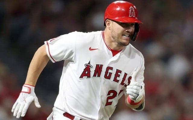 【MLB】「ハーフスイングの三塁打」“曲芸打ち”見せたトラウトが「早送りに見える」