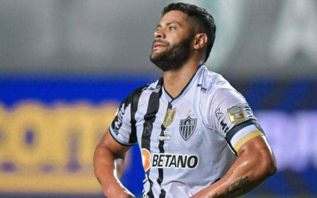 これは痛い! “あの”フッキの金的をもろに受け悶絶…判定にも物議「彼はボールを取りに行った」