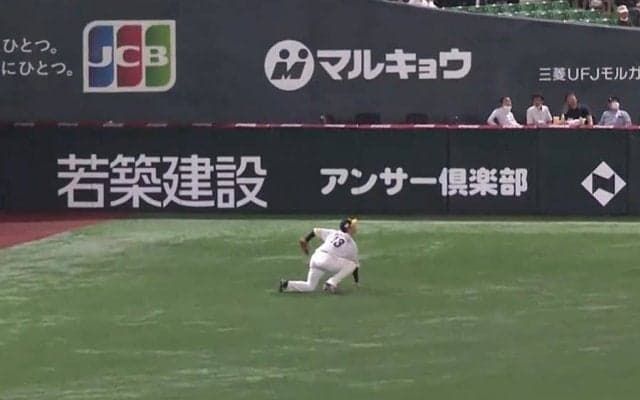 平凡飛球で「突然の中谷劇場」　2度転んでからのキャッチが「エンターテイナー」