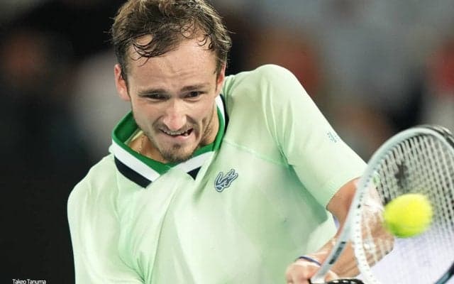 ヘルニア治療中のメドベージェフが、ヒッティング動画を公開「テニスの練習に戻ります」