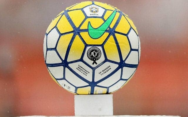 再生回数120万回超、侵入者によるGK指導がブラジルで爆笑誘う!! 機動隊が来ても動じず