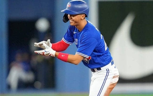 【MLB】加藤豪将、メジャー初安打に両手上げ歓喜　痛烈二塁打…10年目の苦労人に節目