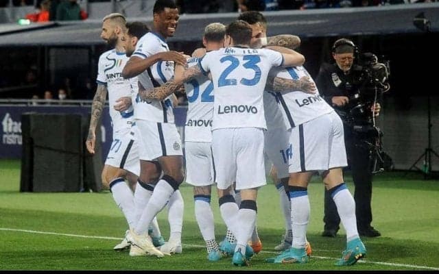 「尊敬に値する」痛恨ミスで涙のインテル控えGKをチームメイトが守る！撮影を止めるようカメラを遮断