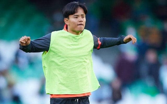 「海パンかぶってる？」久保建英なお茶目な被り物姿にファンも注目「奇抜やね笑」
