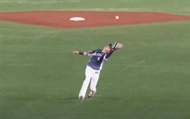 激ムズ打球なのに「美しすぎる」　源田の“吸い込みキャッチ”が「凄すぎて」