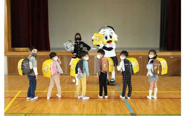 ロッテが小学1年生にランドセルカバー無償プレゼント　11年連続の活動、今年は3000枚