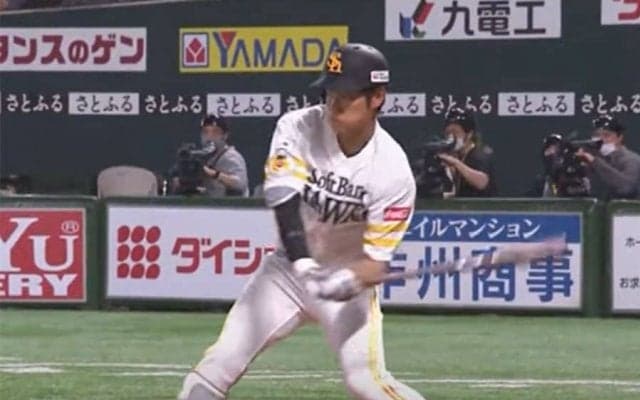 完全ボールなのに「すごい技術」　衝撃の“悪球打ち”は「リストの強さが変態」