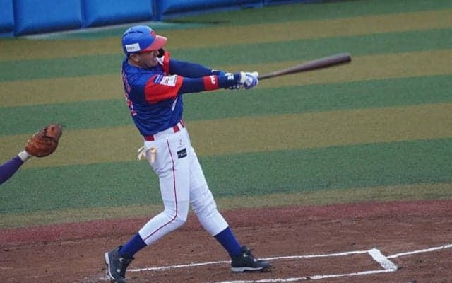“現役復帰”のG.G.佐藤、43歳と思えぬ痛烈打！　雨中のマルチ安打に最高の笑顔